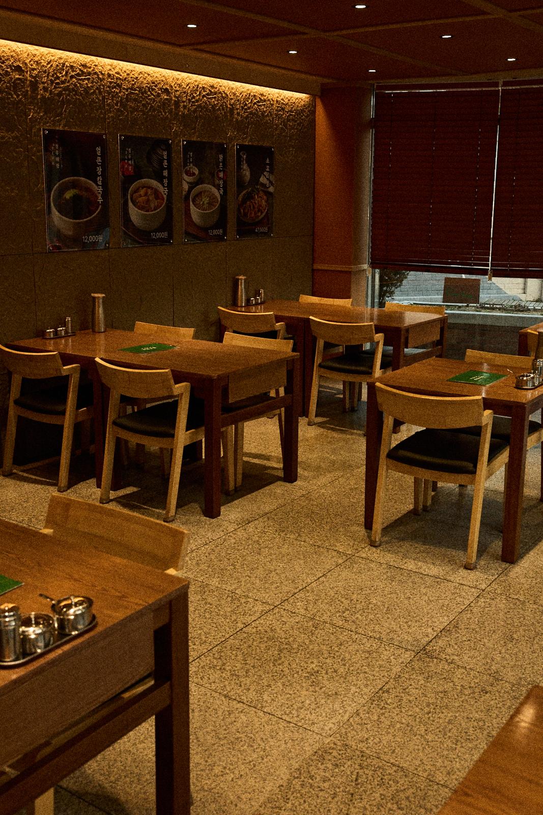청우해장 벽면 메뉴 — 얼큰장칼국수·얼큰해장국·맑은해장국
