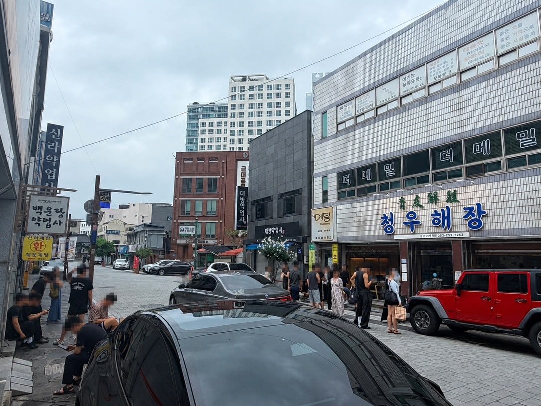 점심시간, 청우해장 앞 약전골목에 줄 선 손님들