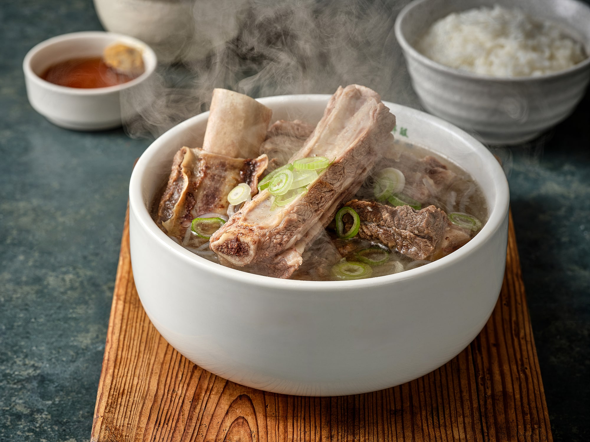 청우 약전 소갈비탕 — 맑은 소고기 국물에 소갈비